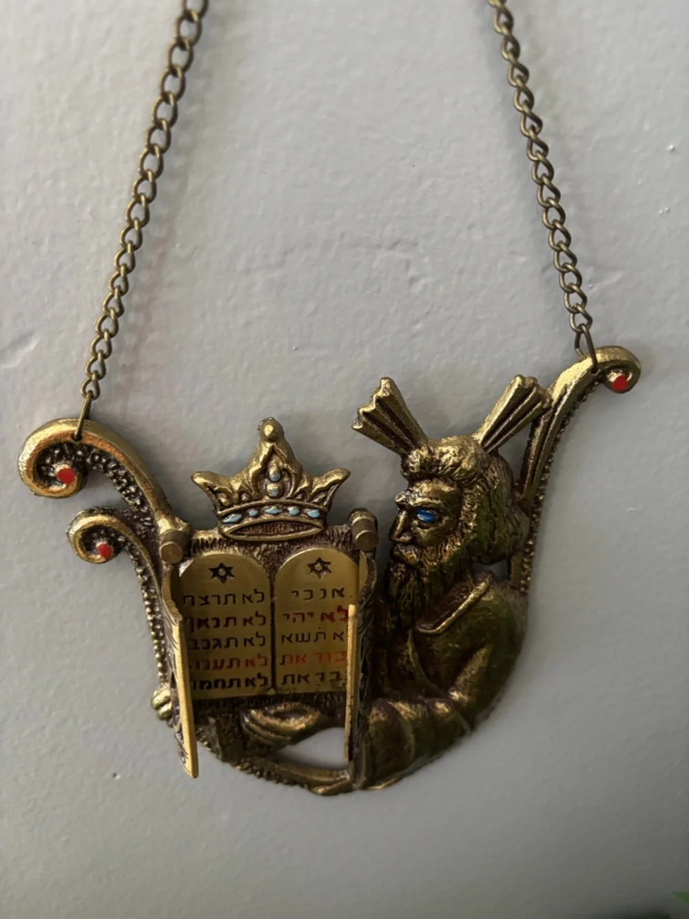 This  vintage wall hanging / decorative plaque